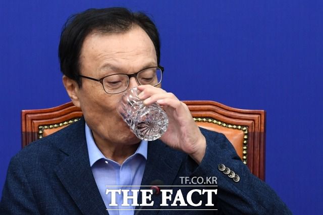 지지율 하락세 위기에 놓인 더불어민주당이 이번에는 일본 애니메이션 캐릭터 무단 도용 홍보물 논란에 휩싸였다. 사진은 이해찬 민주당 대표. /남윤호 기자