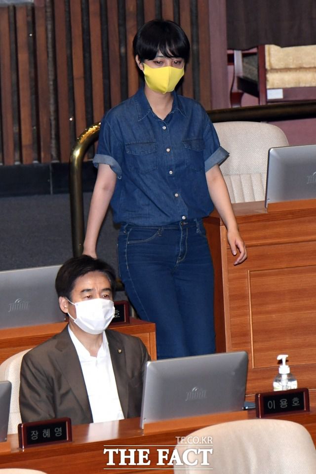 류호정(사진) 정의당 의원은 19일 송영길 외교통일위원장의 전 뉴질랜드 주재 한국 외교관 성추행 의혹 관련 발언에 대해 "외교부를 소관기관으로 두고 있는 외교통일위원회의 위원장의 인식은 더 충격"이라고 비판했다.