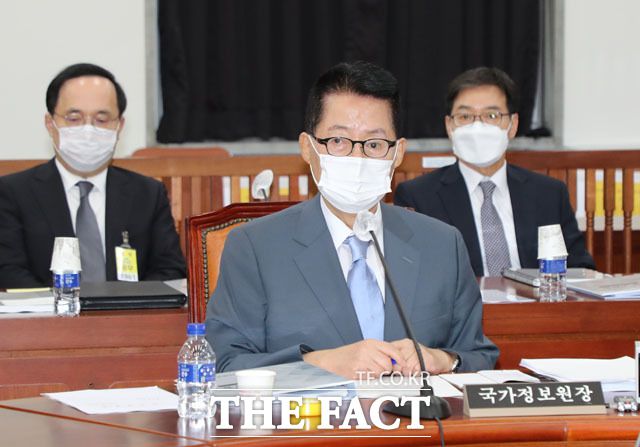 일각에서는 김 위원장의 권력이양이 '건강' 때문이 아니냐는 지적이 나왔다. 박지원 국가정보원장이 20일 오후 서울 여의도 국회에서 열린 정보위원회 전체회의에 업무보고를 위해 참석해 회의 시작을 기다리고 있다. /국회=남윤호 기자