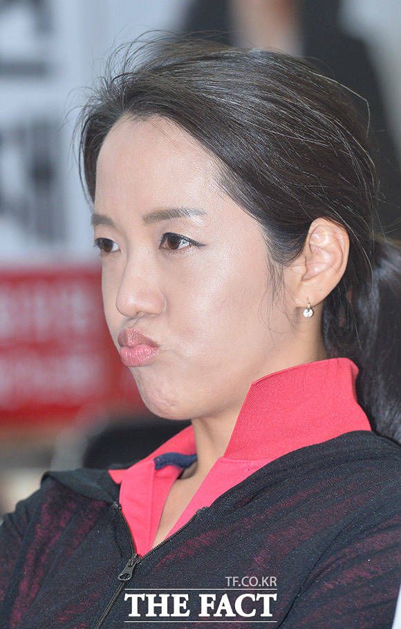 2018년 6.13 전국동시지방선거날인 13일 오후 강연재 자유한국당 서울 노원구병 국회의원 후보가 서울 노원구 마들역 일대에 설치된 자신의 선거사무소에서 출구조사를 지켜보고 있다. /이동률 기자