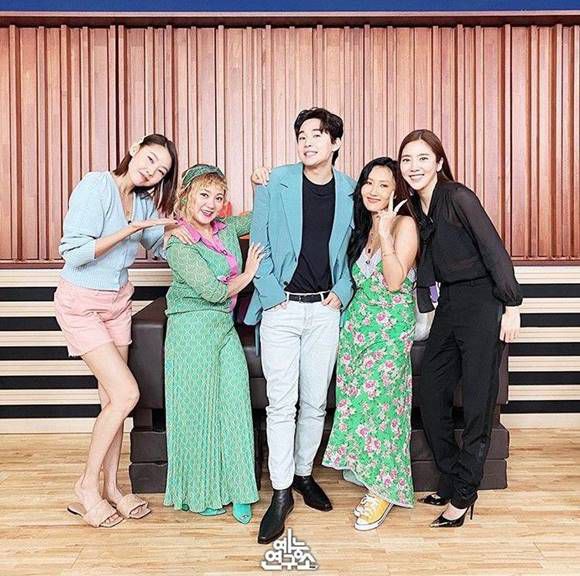 한혜진, 박나래, 헨리, 화사, 손담비(왼쪽부터)가 지난 17일에 진행된 '나 혼자 산다' 녹화에 참석했다. /MBC 예능연구소 SNS