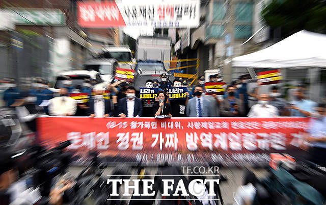 사랑제일교회 등을 중심으로 수도권의 코로나19 확산세가 이어지는 21일 서울 성북구 사랑제일교회 앞에서 전광훈 목사의 변호인단이 기자회견을 열고 전 목사의 성명서를 대독하고 있다. /이새롬 기자