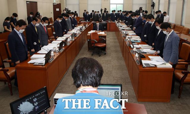 21일 오전 국회에서 열린 국회 행전안전위원회 전체회의가 일부 취재진만 현장에 자리한 상황에서 진행되고 있다. /남윤호 기자