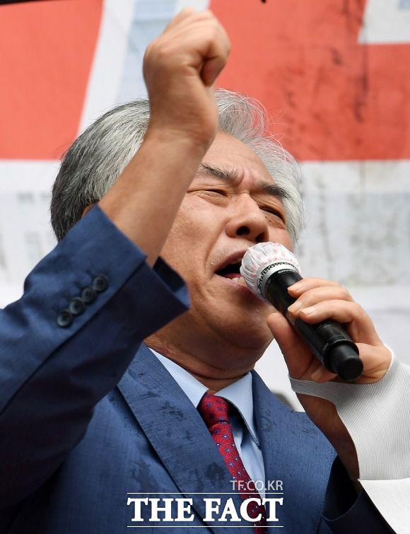 전광훈 목사가 지난 15일 오후 서울 광화문광장에서 열린 '8.15 광화문 국민대회'에서 정부를 규탄하고 있다./임영무 기자