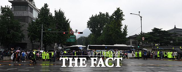 지난 15일 오후 서울 광화문 광장 일대에서 보수단체가 주도한 광화문 집회 참가자들 중 일부가 청와대로 이동하려는 모습. /남용희 기자