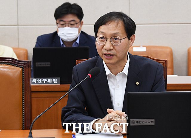 21일 김성주 민주당 의원은 이른바 '제2 전광훈 방지법'을 발의했다. 민주당은 이번 사태에 대한 통합당 책임론을 제기하며 비판에 나섰다. 지난 6월 열린 보건복지위 전체회의에 참석한 김 의원. /배정한 기자