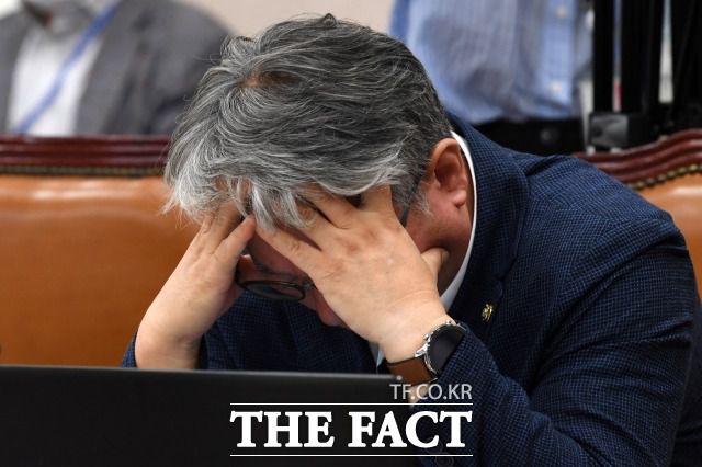 지난 7월 국회 국토교통위원회 전체회의에서 생각에 잠긴 조 의원 모습. /남윤호 기자