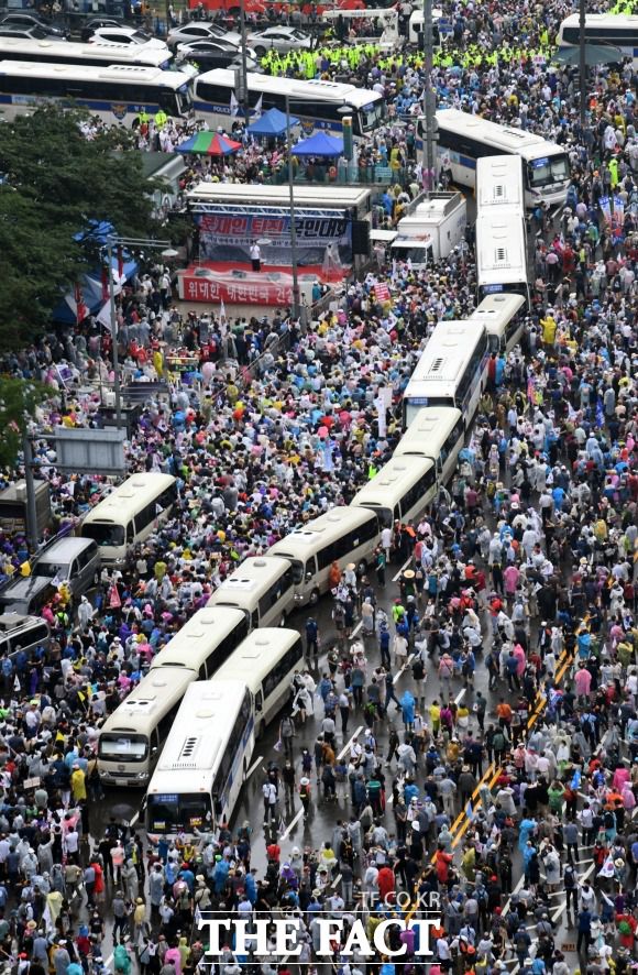 전광훈 목사가 이끄는 사랑제일교회와 보수단체가 참석한 '8.15 광화문 국민대회'가 15일 오후 서울 광화문광장에서 열린 가운데 집회 참가자들이 광화문 사거리를 가득 메우고 있다./임영무 기자