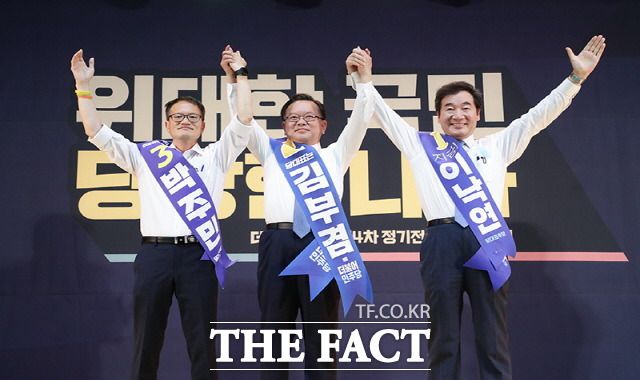 더불어민주당 전당대회를 향한 내부 비판이 제기된 가운데 차기 지도부에서 소장파 역할이 주목된다. 지난 1일 울산에서 열린 당 대표·최고위원 후보 합동연설회에서 참석한 박주민·김부겸·이낙연 당 대표후보(왼쪽부터). /민주당 제공