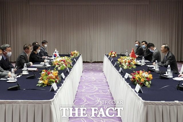 서훈 청와대 국가안보실장이 22일 오전 부산 웨스틴조선호텔에서 양제츠 중국 중앙정치국 위원과 회담하고 있다. /청와대 제공