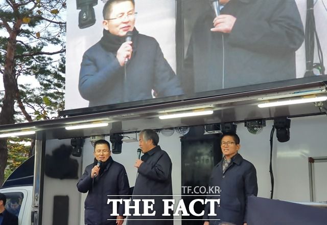 지난해 11월 당시 '목숨 건 단식'에 돌입했던 황교안 자유한국당 대표는 단식 첫날을 문재인 대통령 하야를 촉구하는 한기총 집회와 함께했다. 황 대표, 전광훈 한기총 대표회장, 김문수 전 경기도지사(왼쪽부터)가 한기총 집회 현장에 마련된 단상에 올라 발언하는 모습. /허주열 기자