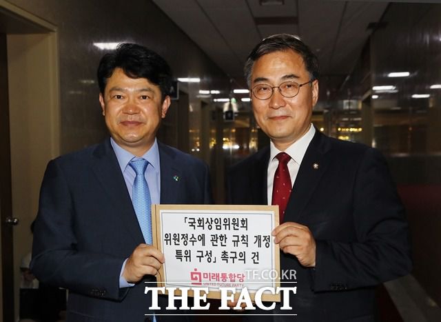 이번 주 국회 취재진 사이에선 최형두 미래통합당 원내대변인(오른쪽)의 코로나18 진단검사가 화제를 모았다. 최 원내대변인이 지난 6월 8일 국회 의장실 앞에서 '국회상임위원회 위원정수에 관한 규칙 개정 특위 구성 촉구의 건'을 복기왕 국회의장 비서실장에게 제출하는 모습. /뉴시스