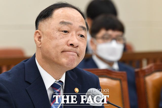 홍남기 경제부총리 겸 기획재정부 장관은 "2차 재난지원금을 전국민에게 주긴 어렵다"고 밝혔다. 지난 20일 기재위 회의에 참석해 발언하는 홍 부총리. /남윤호 기자