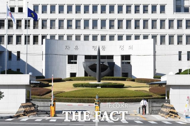 사법농단 재판에 선 현직 대법관들이 "재판 개입은 없었다"는 취지의 증언을 하고 있다. 사진은 서울 서초구 대법원. /남용희 기자