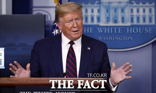 도널드 트럼프 미국 대통령이 지난 23일(현지시간) 코로나19 환자들이 혈장치료를 보다 쉽게 받을 수 있도록 하는 행정명령을 내렸다. 이에 국내 혈장치료제 관련주에 관심이 쏠리고 있다. /AP.뉴시스