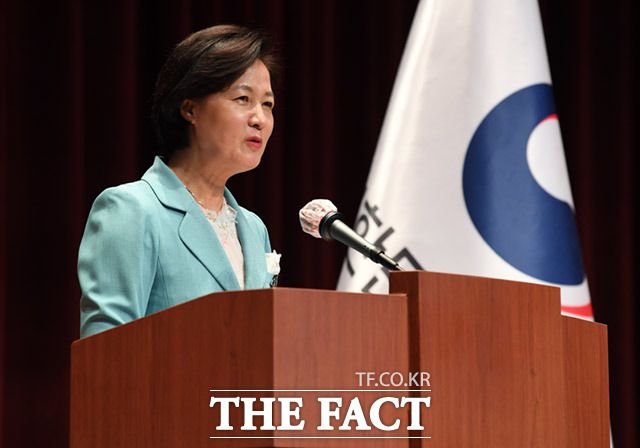 부동산값 급등의 원인을 젊은층과 주부들의 투기라고 주장한 추미애 법무부 장관의 주장에 야권이 반발했다. 지난 12일 열린 제75주년 광복절 기념 독립유공자 후손 국적증서 수여식에 참석한 추 장관. /임세준 기자