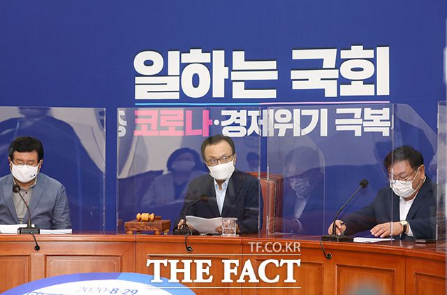 코로나19 재확산에 따라 2차 재난지원금 지급 범위를 놓고 당내 찬반의견이 이어지고 있다. 24일 열린 민주당 최고위원회의. / 국회=배정한 기자