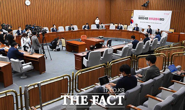 미래통합당이 25일 코로나19 재확산으로 인한 경제 위기 극복을 위해 4차 추경과 2차 재난지원금 지급 준비를 조속히 해야 한다고 밝혔다. 이날 오전 국회에서 통합당 원내대책회의가 열기고 있는 모습. /국회=배정한 기자