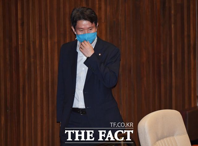 이인영 통일부 장관이 취임 후 처음으로 추진한 대북사업이 좌초될 위기에 놓였다. 특히 통일부가 북측 개성고려인삼무역회사가 노동당 39호실 산하기관으로 유엔제재 기업 리스트에 있다는 사실을 뒤늦게 확인해 논란이다. /배정한 기자