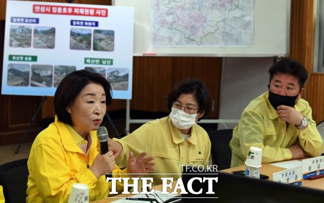 정의당은 지난 3월 "코로나19가 종식될 때까지 의원들의 세비 30%를 기부하겠다"고 밝혔다. 하지만 심상정 대표를 제외한 5명이 낙선하면서 이 약속은 5월까지만 지켜졌다. 심 대표가 지난 7일 오전 수해를 입은 경기도 안성 죽산면사무소를 방문해 피해상황 등을 청취한 뒤 발언하는 모습. /임영무 기자