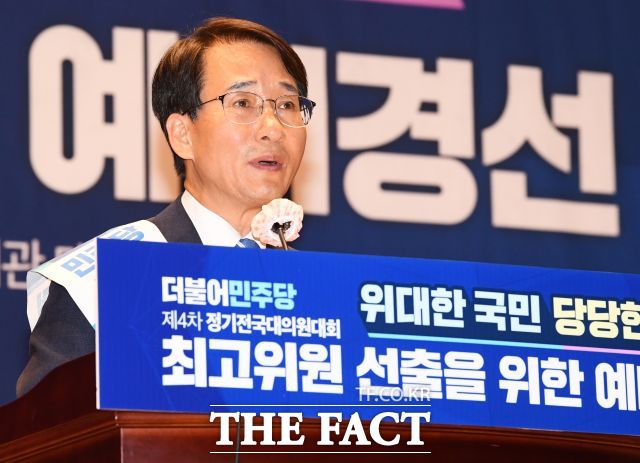 이원욱 더불어민주당 의원은 26일 의료계 파업과 관련해 "국민생명이 안중에 없다면 흰 가운 벗어라"라고 비판했다. /배정한 기자