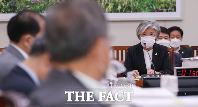 강경화 외교부 장관은 25일 주뉴질랜드 대사관 근무 당시 발생한 한국 외교관의 성추행 의혹과 관련해 "대통령께 죄송하다"면서도 뉴질랜드 정부와 피해자 등에 사과 요구에는 "다른 나라에 외교부 장관이 사과하는 것은 국격의 문제다. 지금 이 자리에서 사과는 못 드리겠다"고 거부했다. /배정한 기자