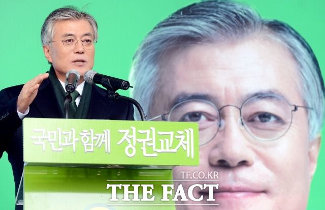 고 전 이사장은 18대 대선 직후인 2013년 1월 보수단체 행사인 '애국시민 사회진영 신년하례회'에 참석해 당시 민주통합당 대선후보를 지낸 문 대통령을 놓고 "공산주의자다. 이 사람이 대통령이 되면 우리나라가 적화되는 것은 시간문제"라고 발언했다. 사진은 18대 대선 당시 문재인 후보의 모습. /더팩트 DB