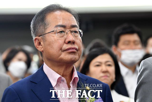 홍준표 무소속 의원이 28일 정부의4대 의료 정책에 반대하는 의사들의 파업에 정부가 강경히 대처하는 것과 관련해 "사사오입 개헌 추진을 했던 자유당 독재 정권을 연상시킨다"라고 비판했다. 홍 의원이 지난 6월 9일 국회에서 열린 '대한민국 미래혁신포럼' 21대 국회 개원 기념 특별강연에 참석한 모습. /남윤호 기자