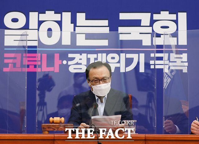 이 대표의 가장 큰 공은 180석 여당의 탄생이다. 다만 당내 논란에 대해 '함구령'을 내리면서 중도층 지지를 철회시켰다는 목소리도 있다. 지난 24일 민주당 최고위원회의에 참석한 이 대표. /배정한 기자