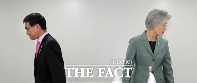 고노 다로(왼쪽) 방위상은 당시 강경화 외교부 장관과 방콕에서 만나 입을 굳게 다문 채 간극만을 확인한 모습이 국내엔 각인돼 있다. 지난해 8월 고노 당시 외무상과 양자회담을 하기에 앞서 악수한 뒤 자리로 향하는 강 장관. /뉴시스