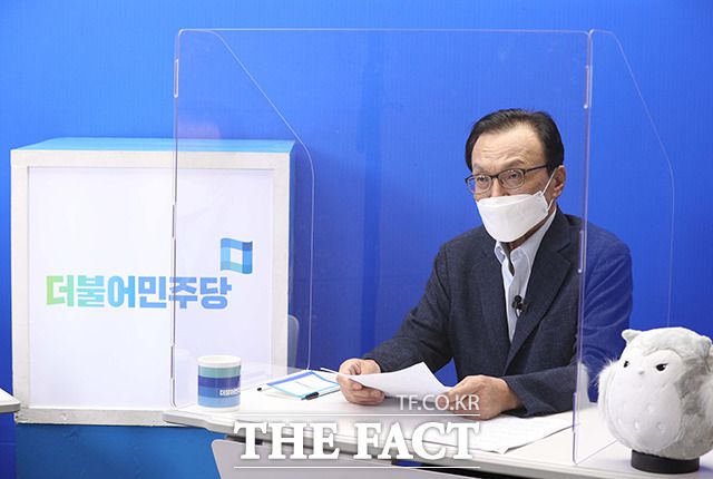 이 대표는 퇴임 후 국회 앞 동북아평화경제협회 이사장으로 활동할 예정이다. 이 대표가 28일 퇴임기자회견 하는 모습. /사진공동취재단