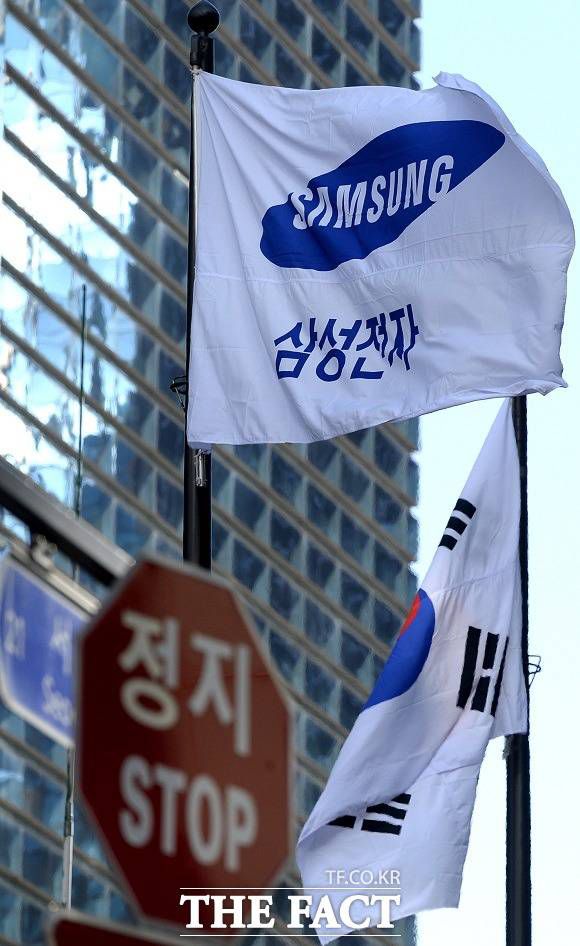 재계 안팎에서는 이재용 부회장에 대한 검찰의 불구속 기소 결정으로 삼성이 추진하는 대규모 신규 투자 및 인수합병 등 경영활동에 제동이 걸릴 것이라는 우려섞인 전망이 나온다. /더팩트 DB