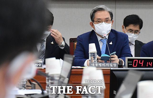 노 실장이 지난달 25일 국회 운영위원회에 출석해 강남 집 매각 여부를 놓고 김조원 전 민정수석과 다퉜다는 의혹에 대해 "그런 적 없다"고 답했다. 동석한 김외숙 청와대 인사수석은 "언쟁한 적은 있지만 싸운 적은 없다"고 했다. /배정한 기자