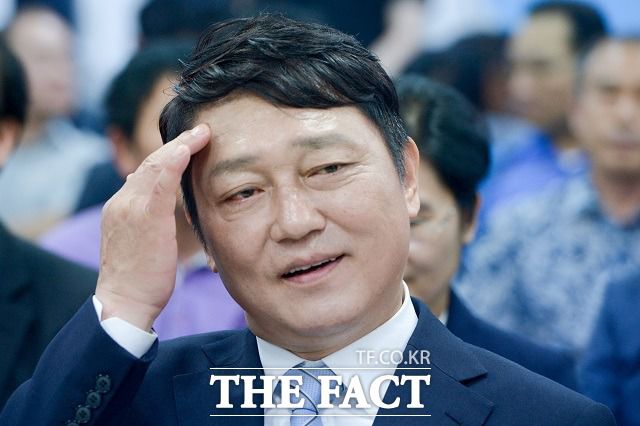 미열 증세를 보여 코로나19 진단 검사를 받은 최재성 청와대 정무수석이 1일 '음성' 판정을 받았다. /김세정 기자