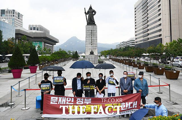 서울시가 방역조치를 방해한 사랑제일교회를 대상으로 구상권 청구에 나선다. 815 비대위 및 사랑제일교회 변호인단이 28일 오전 서울 종로구 광화문 광장에서 기자회견을 갖고 정부를 규탄하는 발언을 이어가고 있다. /이동률 기자
