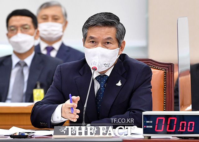 정경두 국방부 장관은 추미애 법무부 장관 아들 서 모 씨의 군 복무 시절 특혜 휴가 의혹에 대해 "절차에 따라 휴가가 진행됐다"면서도 "행정 절차상 오류가 있을 수 있다"고 밝혔다. 추 장관은 의혹에 대해 "사실이 아니다"라고 부인했다. /1일 국회 국방위원회 전체회의에서 의원들의 질의에 답변하는 정 장관. /국회=배정한 기자