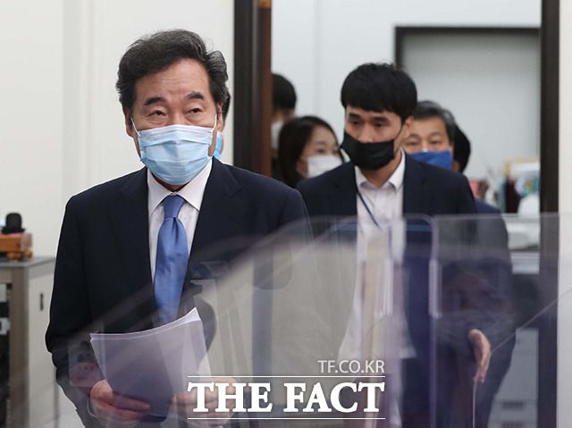 이낙연 더불어민주당 신임 당대표(왼쪽)가 2차 재난지원금 지급방식을 놓고 벌써 리더십 검증대에 올랐다. 지난달 31일 기자간담회를 갖기 위해 국회 당대표실에 들어오는 이 대표. /배정한 기자