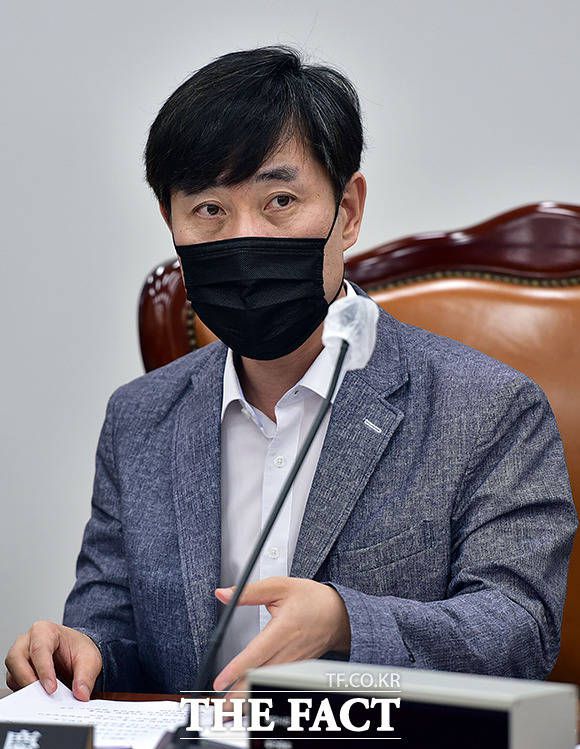 하태경 미래통합당 의원은 2일 문재인 대통령을 향해 "의사들이 문재인 정부 의료정책 반대한다고 의사와 간호사 내전을 부추기고 있다"면서 "지지자들만 보고 국민갈등 조장하는 삼류 대통령 되지 마시고 국민들 통합시켜서 코로나에서 나라 구하는 일류 대통령 되시라"고 직언했다. /배정한 기자