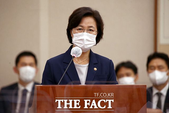 추미애 법무부 장관의 아들 서모 씨의 휴가를 둘러싼 논란이 뜨겁다. 하지만 추 장관은 "사실이 아니다"는 입장을 고수하고 있다. 1일 국회 법제사법위원회에 출석한 추 장관. /배정한 기자