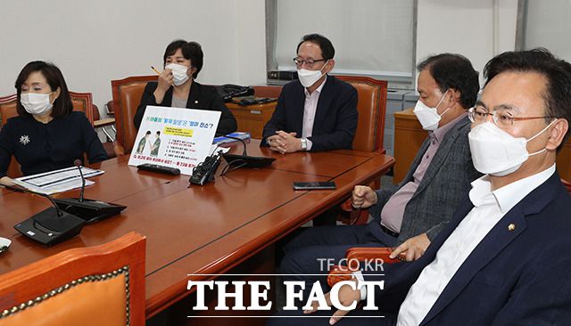 미래통합당 법사위원들이 1일 오후 국회에서 긴급 기자회견을 열고 추 장관 아들의 군복무 관련 의혹을 공개하고 있다. 왼쪽부터 전주혜, 조수진, 김도읍, 윤한홍, 유상범 의원. /배정한 기자