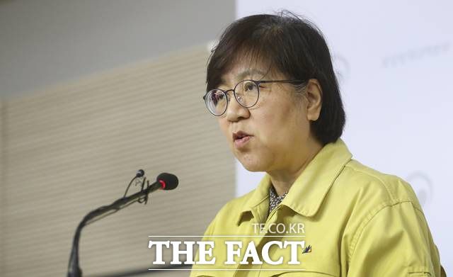 국내 신종 코로나바이러스 감염증(코로나19) 확진자가 이틀째 200명대로 내려앉았다. 사진은 정은경 질병관리본부장. /더팩트DB