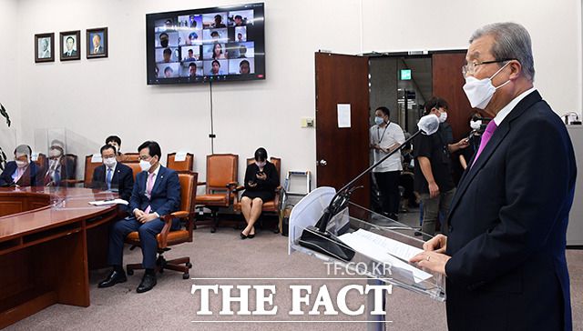 김종인 국민의힘 비상대책위원장이 3일 "지난 100일은 국민의힘이 총선 패배의 아픔을 극복하고, '처절한 반성과 혁신을 통해 민생정당·정책정당·수권정당'으로 거듭나는 기간이었다"고 자평했다. 취임 100일 기자회견에서 모두발언하는 김 위원장. /배정한 기자