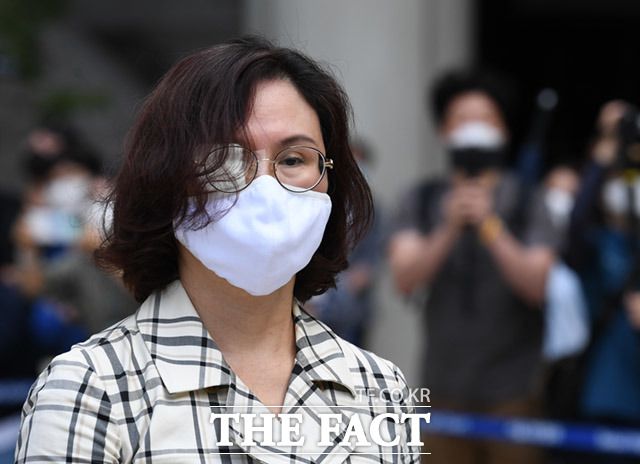 정경심 동양대 교수가 3일 서울중앙지법에서 열린 속행 공판에 참석한 가운데 점심시간 휴정에 맞춰 법원을 나서고 있다. /임세준 기자