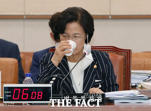 추미애 법무부 장관은 최근 불거진 보좌관의 부대 통화와 관련해 "그런 사실이 없다"고 부인했다. 그러나 김남국 민주당 의원이 사실에 무게를 두면서 입장이 곤란해지게 됐다. 사진은 지난 8월 국회 법제사법위원회 전체회의에 출석한 추 장관. /배정한 기자