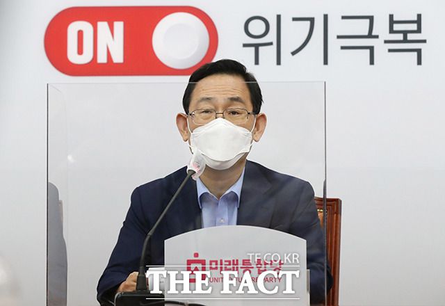 주호영 국민의힘 원내대표가 4일 북한인권법, 대통령 특별감찰관 공석에 4년가량 침묵하는 문재인 정권을 향해 "불리하고 곤란한 것에 대해선 입을 닫아버리는 정권"이라고 비판했다. 주 원내대표가 지난 2일 국회에서 열린 소상공인특위 1차 회의에 참석해 발언하는 모습. /배정한 기자
