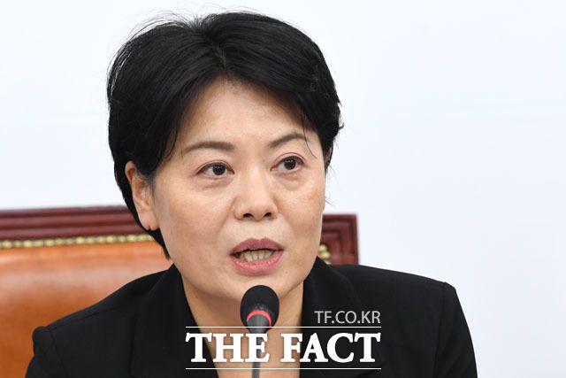 윤 의원은 "갈라치기 단어가 이 정부 들어 가장 흔한 유행어가 됐다"고 비꼬았다. 지난 6월 17일 국회에서 열린 경제혁신특별위원회 1차회의에 참석한 윤희숙 경제혁신특별위원장. /남윤호 기자