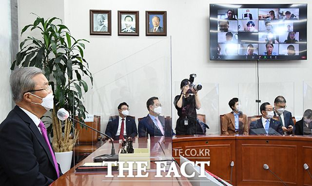 3일 김종인 위원장이 국회에서 열린 비대위원장 취임 100일 기자회견에서 취재진의 질문에 답하는 모습. /배정한 기자