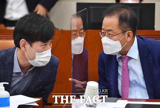 문재인 대통령의 간호사 위로 메시지 논란이 연일 격화하고 있다. 지난 1일 국회 국방위원회에서 대화하는 하태경 미래통합당 의원과 대화하는 무소속 홍준표 의원(왼쪽부터). /배정한 기자