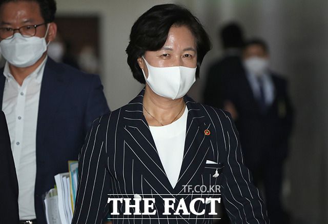 추미애 법무부 장관 아들 서모씨의 '군 휴가 미복귀' 의혹에 대한 진실공방이 치열해지면서 8개월째 진척 없는 검찰수사가 속도를 낼 지 관심이 집중된다./배정환 기자