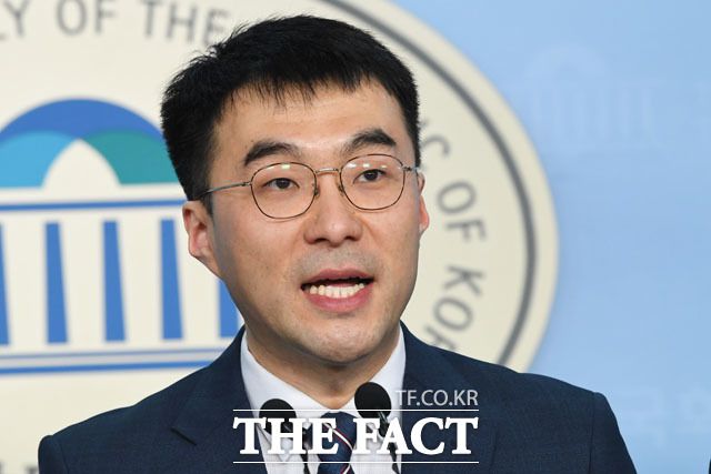 김남국 더불어민주당 의원은 4일 문화방송 라디오 김종배의 시선집중에 나와 추미애 당시 당 대표 보좌관이 군부대에 전화해 추 장관 아들 휴가 연장 문의를 했다는 의혹에 대해 "전화를 건 것은 사실인 것 같다. 그 부분은 부적절했다는 생각이다"라고 말했다./남윤호 기자